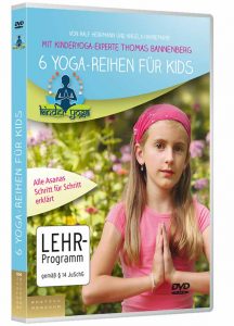 Thomas Bannenberg führt Kinder durch 6 Reihen von Yogaübungen. Dazu kommen die zusätzlichen, detaillierten Anleitungen für jedes Asana.